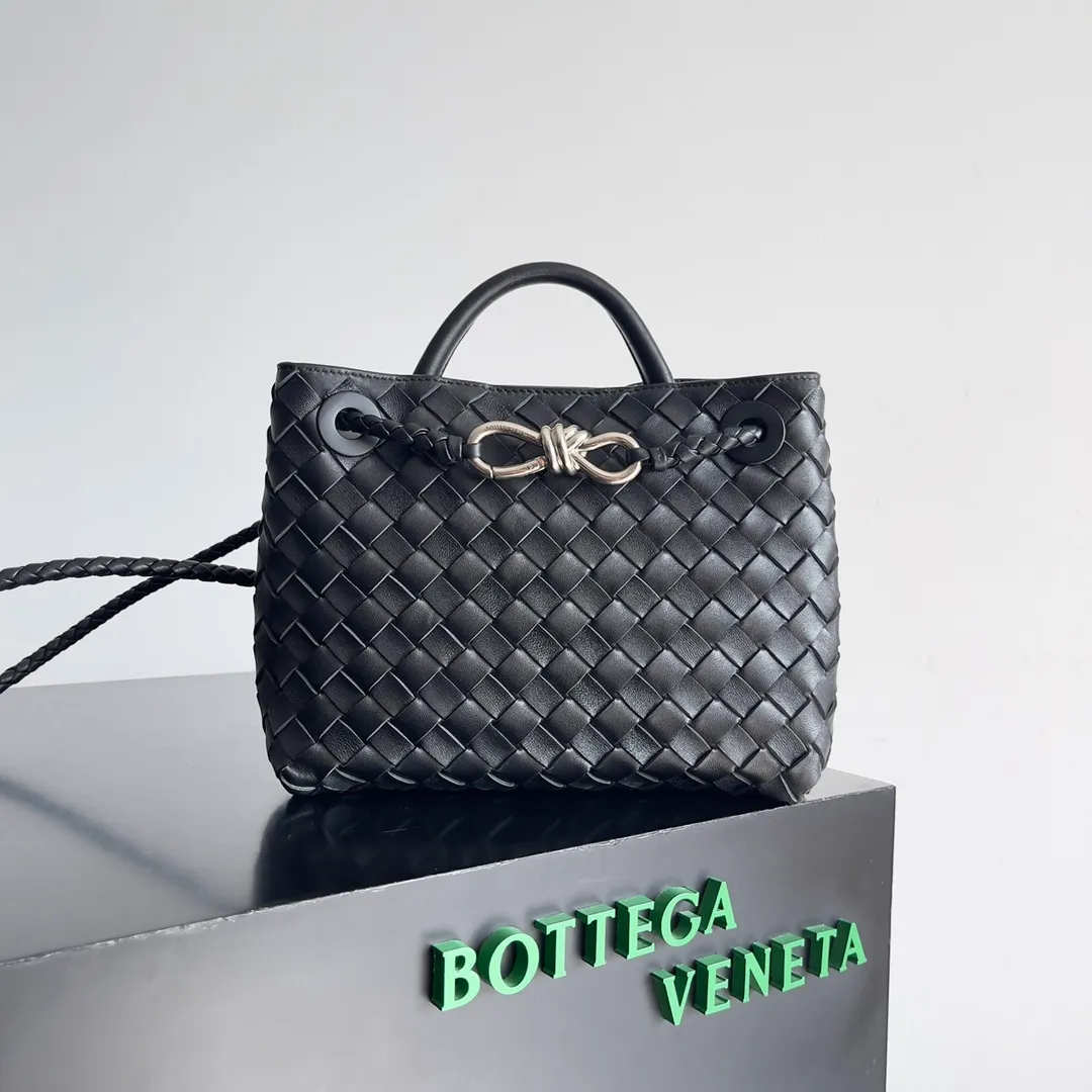 The 2023 new Andiamo batch of 1860 BV has been shipped‼ ️Really popular🔥The new Andiamo woven handbag launched by Bottega Veneta this season is really popular all over the world! ! Celebrities at home and abroad have worn it, and Oscar-winning actress Michelle Yeoh has taken it out on the street. Song Jia, Trai Yara, Yu Feihong, Sanji Ayaka, Rosie Hunting-Whiteley, Yoshioka Riho, etc. have all picked up this bag. It is classic and versatile, showing off its temperament, and the bag capacity is also large, which is very convenient for daily commuting! ! A variety of carrying methods, the shoulder straps can be adjusted by yourself, the original lambskin feels soft and delicate, and the neutral style is made to break gender boundaries and bring a more practical and longer-lasting use experience. Andiamo, which has both elegant and casual styles, perfectly interprets the true appearance of "fashionable old money style". Style number: 743568 Size: 25*22*10.5cm